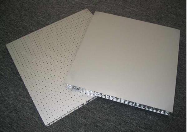 Aluminiowy perforowany panel akustyczny o strukturze plastra miodu (1)